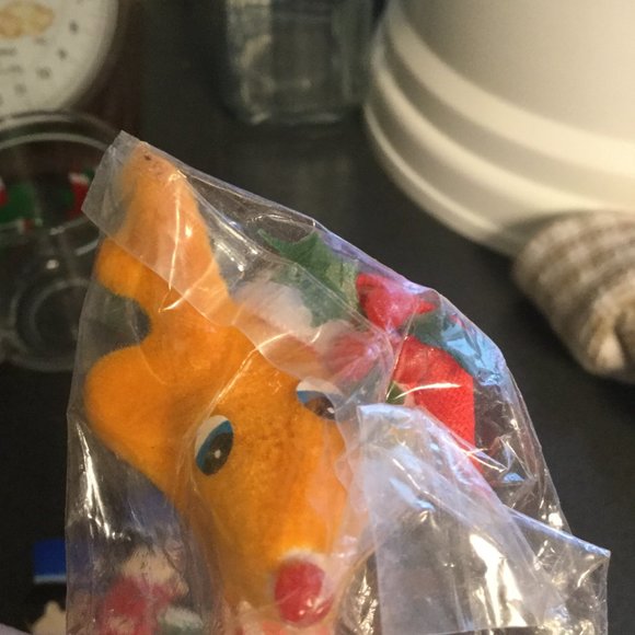 Lot of vintage Christmas items 2 pins, flocked Santa, reindeer, and elf - Picture 4 of 7